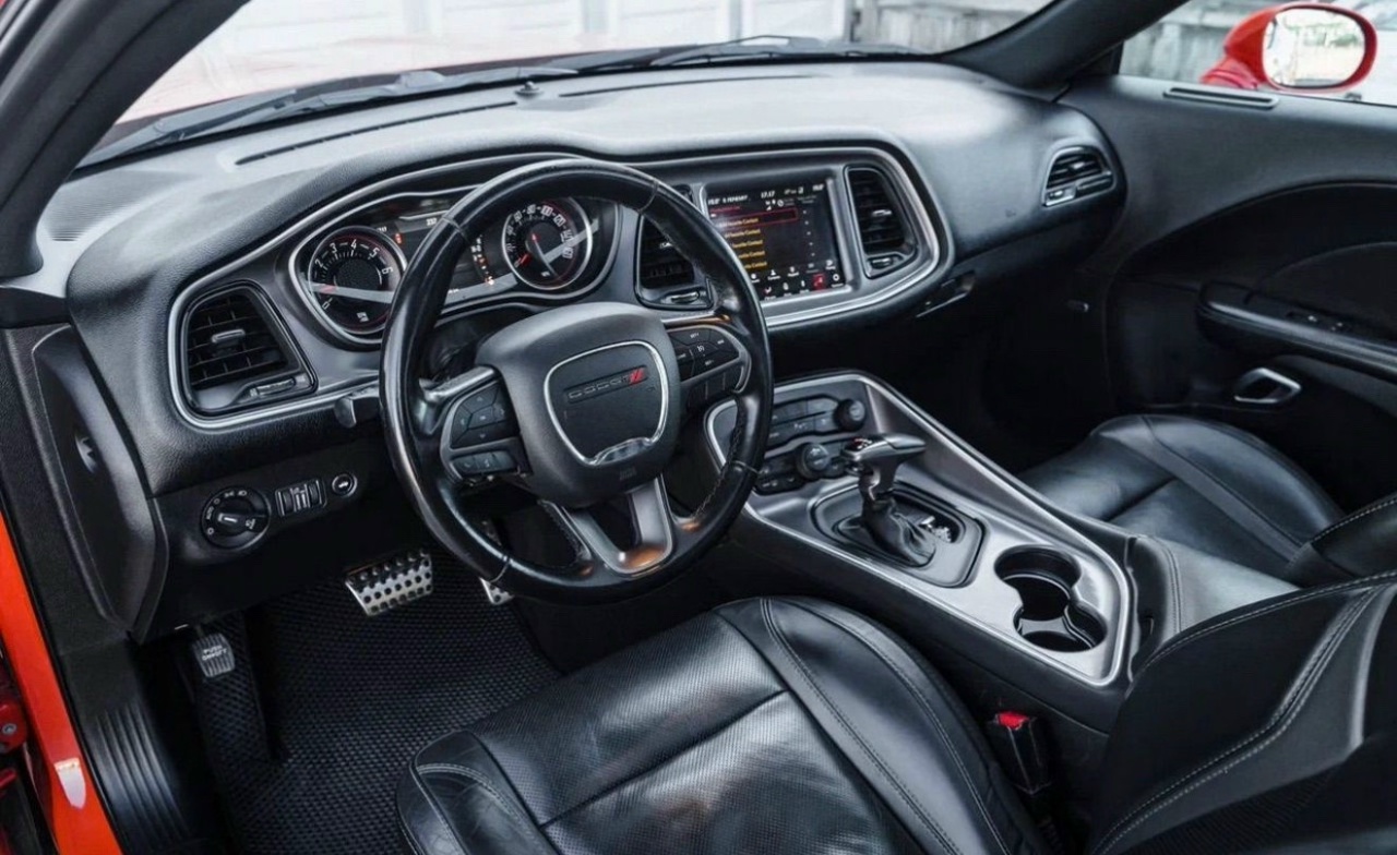 Прокат кабриолета в Геленджике — Dodge Challenger 2020, фото 2