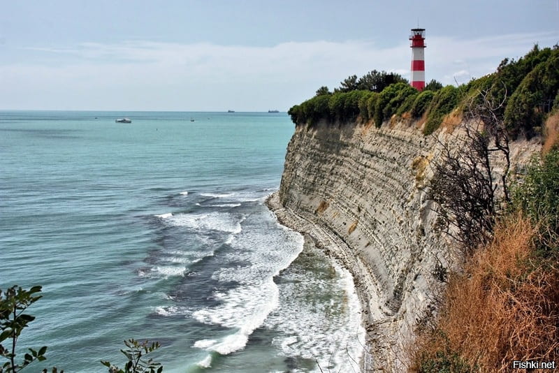 Круча и маяк на Толстом мысе